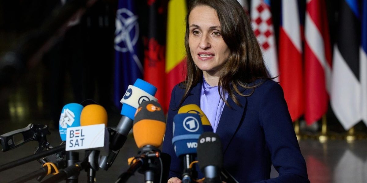 Oana Țoiu efectuează o vizită de lucru în Regatul Unit, reafirmând parteneriatul strategic Ministrul român al Afacerilor Externe, Oana Țoiu, pleacă luni într-o vizită oficială în Regatul Unit, o mutare cu impact major pentru consolidarea colaborării dintre cele două state