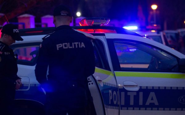 Percheziții ample în București și județe, implicate într-un scandal de înșelăciune și distrugere a infrastructurii rutiere Poliția Capitalei anunță o acțiune importantă împotriva unui grup suspectat de înșelăciune cu consecințe deosebit de grave, prin care s-au prejudiciat bugetele publice și s-a deteriorat grav infrastructura rutieră