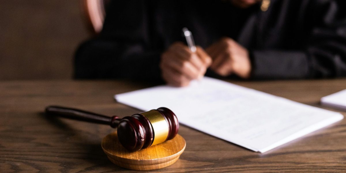 Roba judicială, simbol al autorității și al solemnului procesului în instanță, rămâne în centrul atenției în contextul reformelor și al discuțiilor despre uniformizarea reprezentării magistraților în România