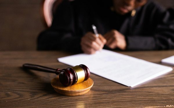 Prefectul județului Bacău a semnat ordinul de încetare a mandatului lui Gelu Botezatu, după condamnarea definitivă pentru fraudare cu fonduri europene Cea mai recentă decizie în scandalul care îl privește pe Gelu Botezatu, fost consilier local și viceprimar în comuna Bârsănești, a fost luată oficial miercuri, odată cu semnarea ordinului de către prefectul județului Bacău, Andreea Negru