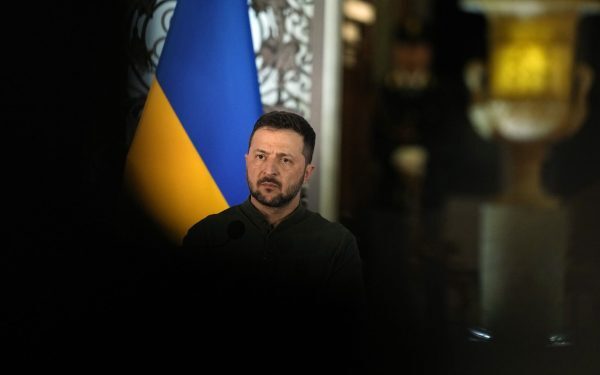 Rusia ar trebui să sacrifice încă 800.000 de soldați pentru a cuceri militar estul Ucrainei, a afirmat recent președintele Volodimir Zelenski, într-un interviu acordat televiziunii AFP, evidențiind astfel dimensiunea crizei umanitare și militare care bagatelizează orice posibilitate de soluție rapidă