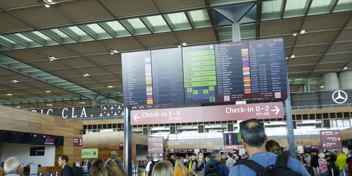 Furtuna puternică a determinat anularea tuturor curselor aeriene programate sâmbătă pe Aeroportul Berlin-Brandenburg, una dintre cele mai aglomerate și moderne facilități din capitala Germaniei