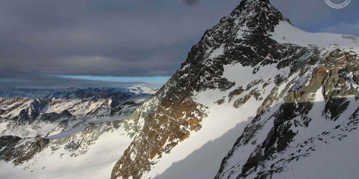 Tânăr acuzat de omor din culpă în tragedia montană de pe vârful Grossglockner, unde și-a pierdut viața o universitare de 33 de ani După mai bine de un an de la tragedia petrecută pe cel mai înalt vârf din Austria, tânărul alpinist acuzat de omor din culpă a fost adus în fața instanței joi, în cadrul unui proces care a șocat atât mediul montan, cât și opinia publică europeană