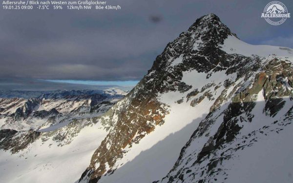 Tânăr acuzat de omor din culpă în tragedia montană de pe vârful Grossglockner, unde și-a pierdut viața o universitare de 33 de ani După mai bine de un an de la tragedia petrecută pe cel mai înalt vârf din Austria, tânărul alpinist acuzat de omor din culpă a fost adus în fața instanței joi, în cadrul unui proces care a șocat atât mediul montan, cât și opinia publică europeană