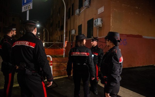 Descoperire șocantă în Italia: o fabrică clandestină unde muncitori, inclusiv copii, sunt exploatați în condiții inumane O fabrică-lager de mici dimensiuni, situată în orașul Palazzolo sull’Oglio, a fost descoperită în această dimineață de către autoritățile italiene în urma unei operațiuni ample de control