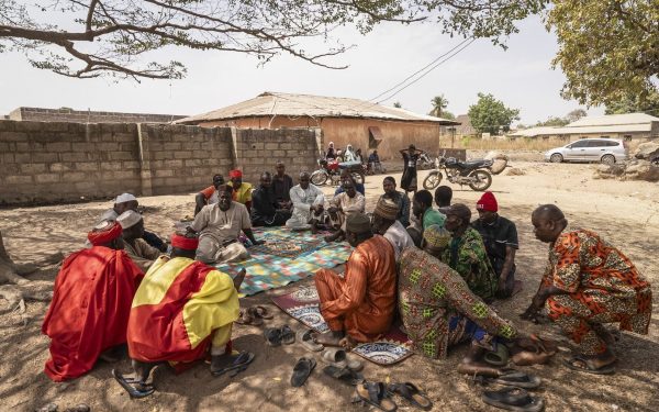 Zeci de morți după un atac armat devastator în vestul Nigeriei, într-un conflict ce scoate în prim-plan tensiunile etnice și religioase din regiune Un val de violență extremă a zguduit recent sate din statul Kwara, situat în partea de vest a Nigeriei, lăsând în urmă cel puțin 75 de victime, majoritatea dintre acestea fiind musulmani locali