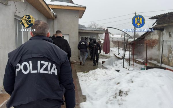 Autoritățile române și cele din Italia au dejucat, recent, o rețea transnațională specializată în piraterie digitală și infracțiuni legate de drepturile de autor, într-un dosar ce scoate în evidență complexitatea și amploarea traficului ilegal de conținut media