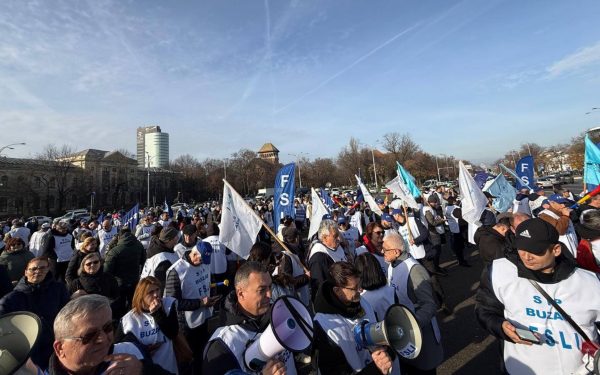 Mii de cadre didactice, studenți și personal auxiliar din domeniul educației s-au reunit astăzi în Piața Victoriei pentru a-și manifesta nemulțumirea față de măsurile luate de Guvern în domeniul educației