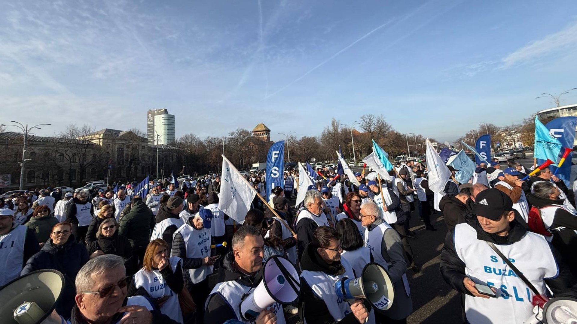 Mii de cadre didactice, studenți și personal auxiliar din domeniul educației s-au reunit astăzi în Piața Victoriei pentru a-și manifesta nemulțumirea față de măsurile luate de Guvern în domeniul educației