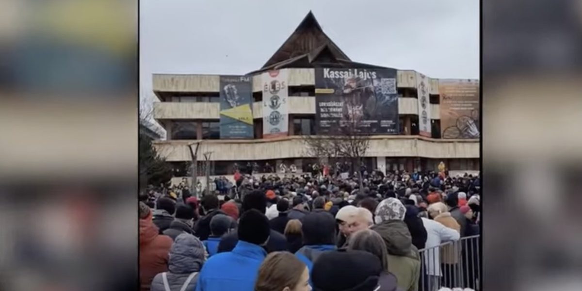 O mie de persoane au ieșit în stradă duminică în centrul orașului Odorheiu Secuiesc pentru a-și exprima nemulțumirea față de creșterea taxelor și impozitelor locale, precum și față de scăderea nivelului de trai în regiune