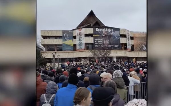 O mie de persoane au ieșit în stradă duminică în centrul orașului Odorheiu Secuiesc pentru a-și exprima nemulțumirea față de creșterea taxelor și impozitelor locale, precum și față de scăderea nivelului de trai în regiune