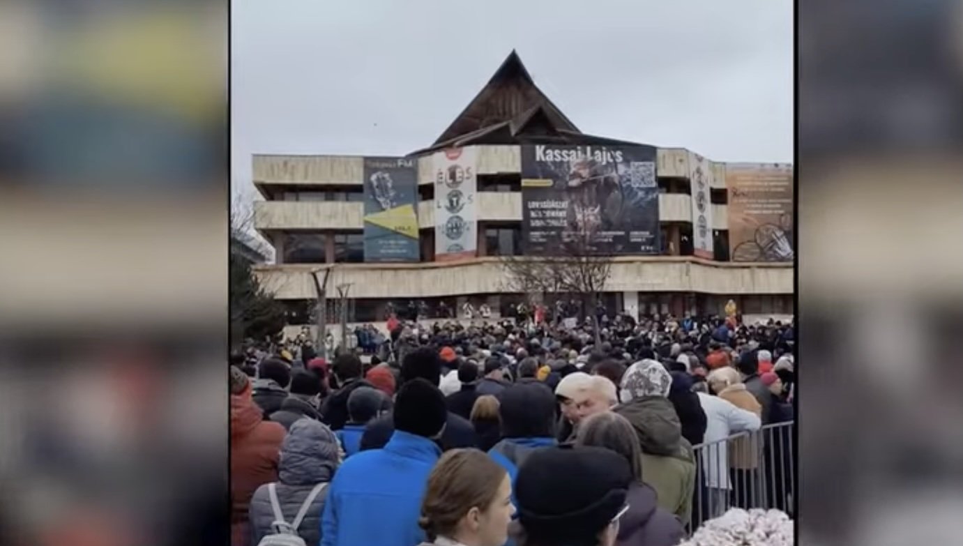 O mie de persoane au ieșit în stradă duminică în centrul orașului Odorheiu Secuiesc pentru a-și exprima nemulțumirea față de creșterea taxelor și impozitelor locale, precum și față de scăderea nivelului de trai în regiune