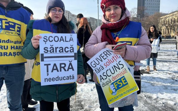 Nemulțumirile din sistemul de învățământ românesc ajung din nou în centrul atenției, după ce rezultatele unei consultări naționale lansate de Federația Sindicatelor Libere din Învățământ (FSLI) indică un nivel alarmant de insatisfacție printre profesori și personal auxiliar