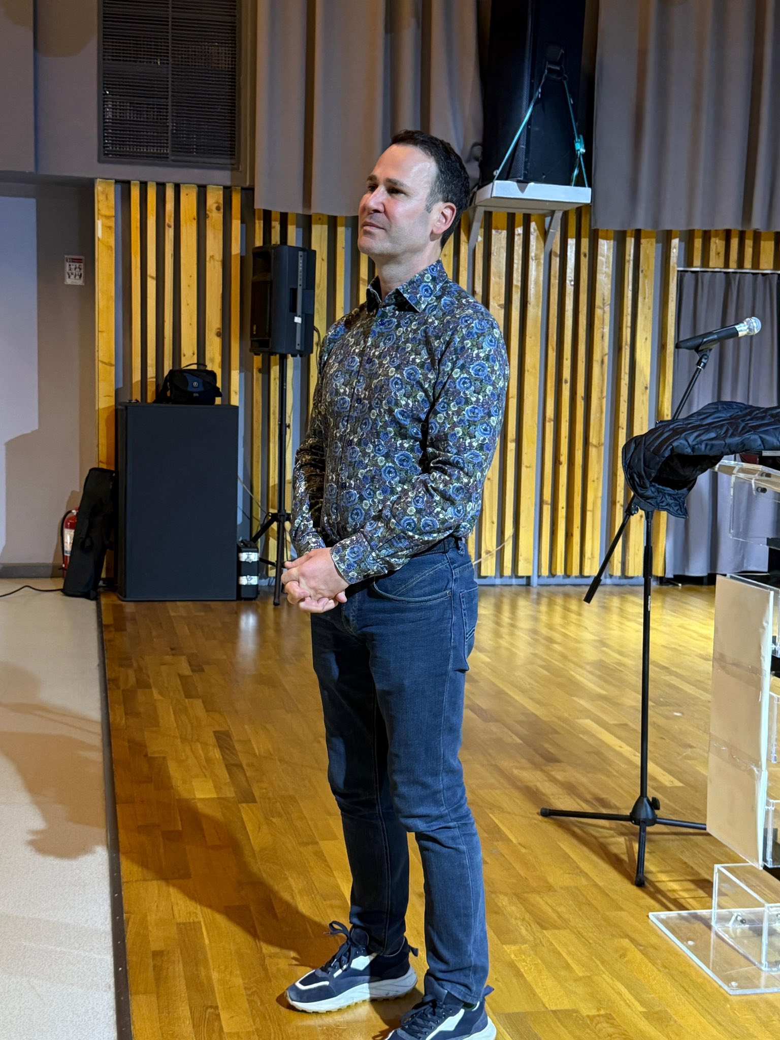 DNA a efectuat, joi dimineață, percheziții atât la sediul Primăriei Sectorului 3, cât și la mai multe adrese din București și Ilfov, în cadrul unei anchete ce vizează modul în care edilul Robert Negoiță a gestionat construirea unui drum pe un teren privat aparținând fratelui său, Ionuț Negoiță