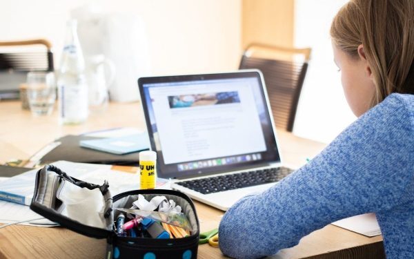 Avocatul Poporului s-a autosesizat în urma situației în care elevii din Poienarii de Argeș au fost nevoiți să învețe online timp de două zile, din cauza avariei la centrala termică a școlii, survenită în condiții de ger extrem