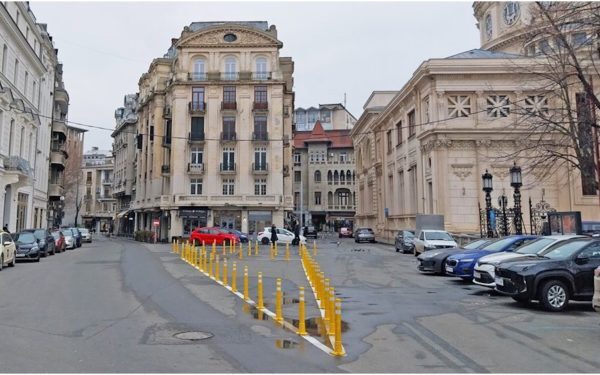 O zonă critică din centrul Bucureștiului scăpată de blocajele mașinilor parcate ilegal, după montarea stâlpișorilor În centrul Capitalei, în imediata apropiere a Ateneului Român, a fost făcut un pas semnificativ în combaterea paradoxului parcărilor ilegale care blochează traficul routei publice și deplasarea pietonilor