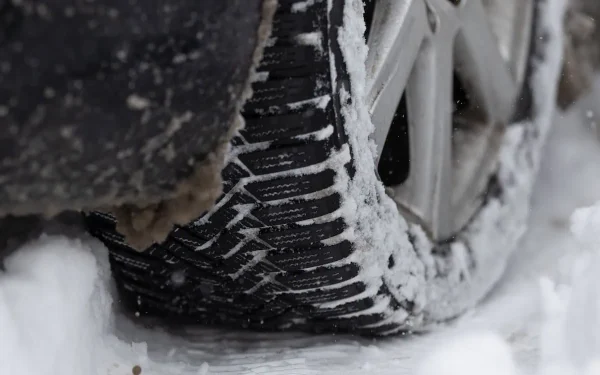 După zile întunecate și umede, cu ploi reci și vânt ce pătrunde până în oase, Bucureștiul se pregătește pentru o revenire neașteptată a iernii