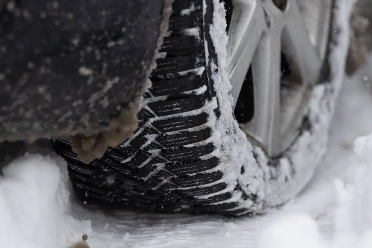 După zile întunecate și umede, cu ploi reci și vânt ce pătrunde până în oase, Bucureștiul se pregătește pentru o revenire neașteptată a iernii
