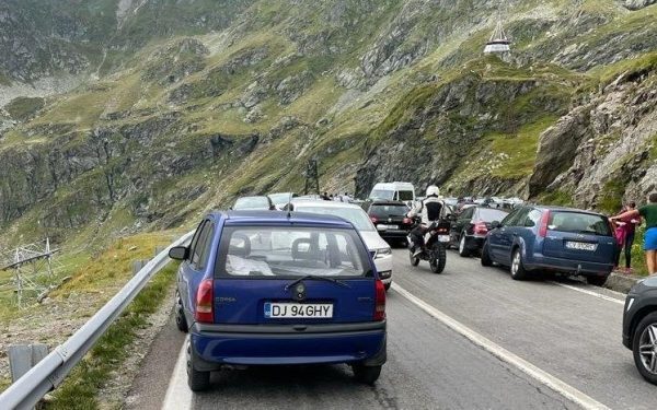 Traficul pe celebra șosea montană Transfăgărășan, o destinație emblematică pentru turiști și pasionați de drumuri spectaculoase, a fost restricționat temporar începând de miercuri, din cauza unor lucrări de retehnologizare efectuate de Hidroelectrica la Barajul Vidraru