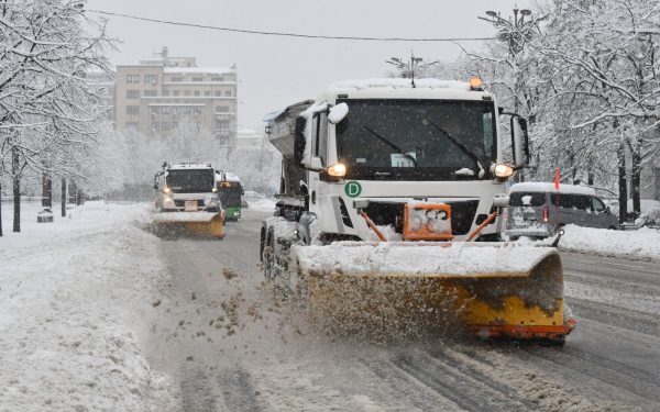 În centrul atenției orașului București plouă cu suspiciuni și controale, după ce operatorii de salubritate din capitală au fost acuzați de falsificare a datelor despre utilajele și personalul mobilizat pentru deszăpezire în timpul ultimei pouri de iarnă