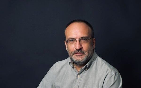 Victor Kapra, un nume de referință în peisajul media românesc, a plecat dintre noi, lăsând în urmă o amintire vie în rândul celor pasionați de tehnologie și economie digitală