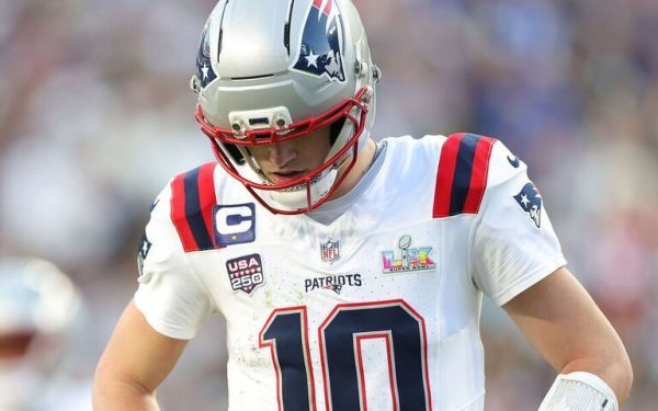 Drake Maye, cel mai sacadat quarterback din istoria playoff-urilor, după Super Bowl LX Drake Maye a marcat o filă neagră în istoria playoff-urilor NFL, devenind cel mai sacked quarterback dintr-un singur sezon eliminatoriu, în urma înfrângerii suferite de New England Patriots în fața Seattle Seahawks, scor 29-13, în Super Bowl LX