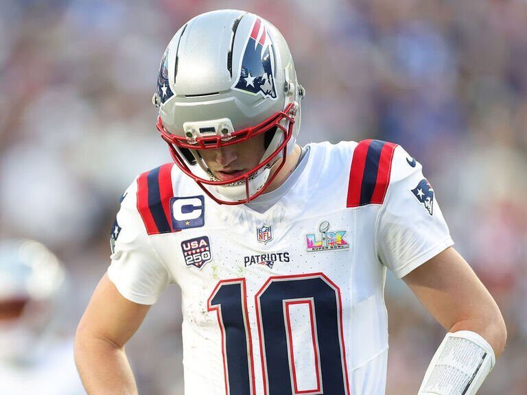 Drake Maye, cel mai sacadat quarterback din istoria playoff-urilor, după Super Bowl LX Drake Maye a marcat o filă neagră în istoria playoff-urilor NFL, devenind cel mai sacked quarterback dintr-un singur sezon eliminatoriu, în urma înfrângerii suferite de New England Patriots în fața Seattle Seahawks, scor 29-13, în Super Bowl LX