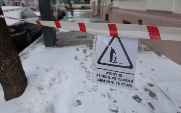 Ninge în București și continuă temperaturile scăzute