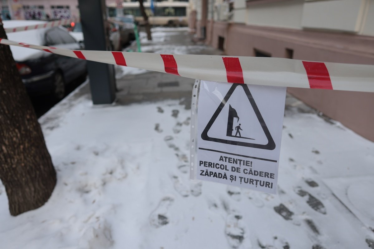 Ninge în București și continuă temperaturile scăzute