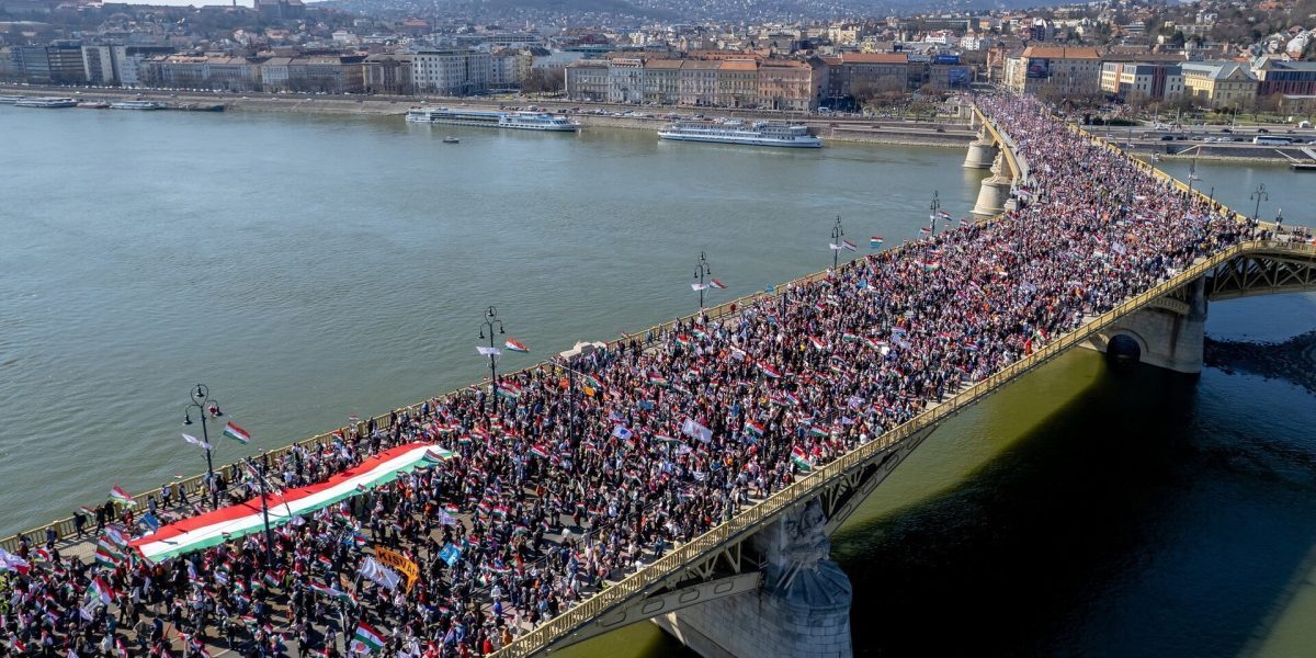 Budapesta a fost scena unei manifestări de amploare în această zi de 15 martie, marcând atât sărbătoarea națională a Ungariei, cât și o demonstrație politică și socială de proporții