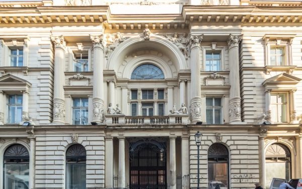Primăria Capitalei a reușit în cele din urmă să obțină finanțare pentru reabilitarea emblematicului Palat Dacia, un monument istoric de mare valoare situat în inima Bucureștiului