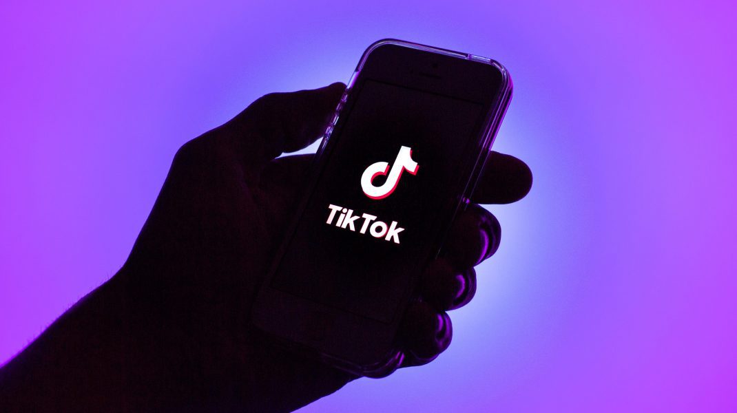 Protecția datelor personale în era digitală a devenit, din păcate, o ideea tot mai incomodă, iar recentele descoperiri despre modul în care TikTok colectează informații, chiar și fără ca utilizatorii să accepte explicit, confirmă că pericolul nu se limitează doar la platforma de socializare