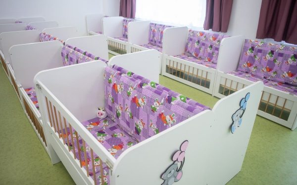 O creșă din municipiul Botoșani, recent scenă a unui incident de sănătate publică, a fost închisă temporar după ce mai mulți copii au prezentat simptome grave, fiind transportați de urgență la spital cu vărsături și stări de greață