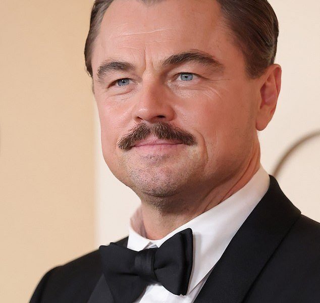Leonardo DiCaprio a atras toate privirile la gala Oscarurilor din acest an nu numai datorită nominalizării pentru rolul din filmul „One Battle After Another”, ci mai ales pentru look-ul inedit pe care și l-a prezentat pe covorul roșu