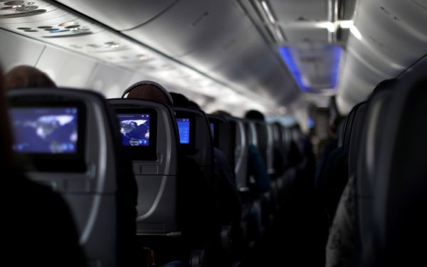 Companiile aeriene din întreaga lume continuă să investească masiv în tehnologii moderne, iar viitorul in-flight entertainment promite să devină mai rapid și mai interactiv decât oricând
