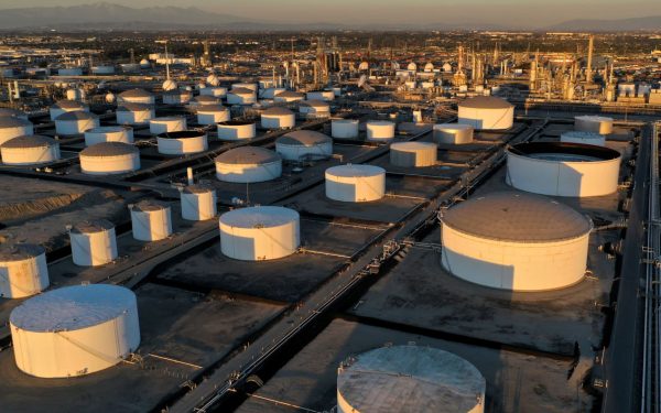 Prețurile la petrol au înregistrat creșteri semnificative luni, provocate de tensiunile geopolitice din Orientul Mijlociu și declarațiile ferme ale președintelui SUA, Donald Trump