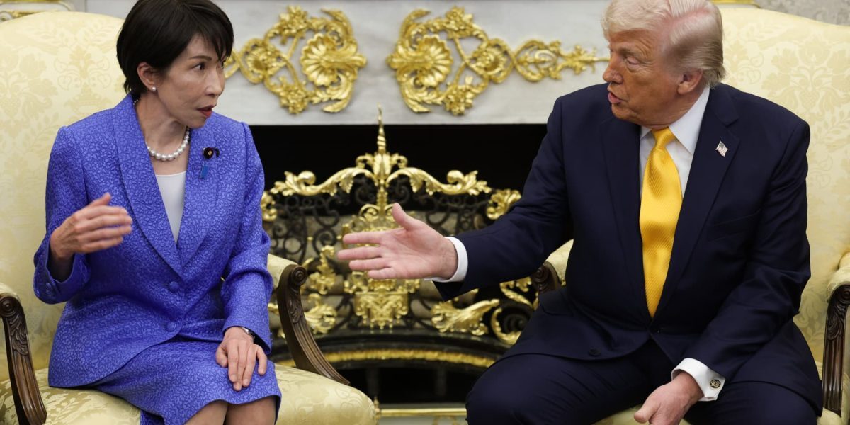 Momente tensionate la Casa Albă: Trump face referire la Pearl Harbor în contextul întâlnirii cu premierul japonez Sanae Takaichi Un moment stânjenitor a avut loc joi în biroul Oval din Washington, în timpul întâlnirii bilaterale dintre președintele american Donald Trump și noul prim-ministru japonez Sanae Takaichi, după victoria sa zdrobitoare în alegeri