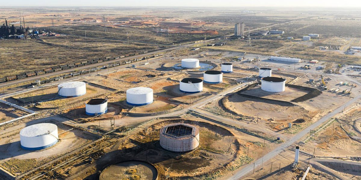 O noapte tensionată în Golful Persic a dus la recul neașteptat pe piețele globale ale petrolului, după ce președintele Donald Trump a anunțat suspendarea temporară a posibilității de a lovi infrastructura energetică a Iranului