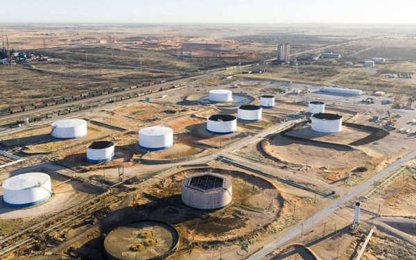 O noapte tensionată în Golful Persic a dus la recul neașteptat pe piețele globale ale petrolului, după ce președintele Donald Trump a anunțat suspendarea temporară a posibilității de a lovi infrastructura energetică a Iranului