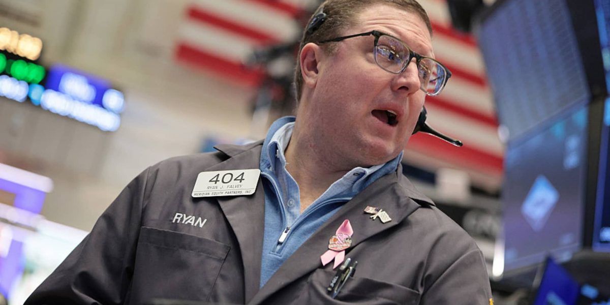 Piețele financiare globale reflectă tensiunea escalate în Orientul Mijlociu, după declarațiile președintelui SUA privind posibilele acțiuni militare în Iran După o săptămână tensionată și cu piețele în scădere, indicii bursieri din întreaga lume au marcat o redresare moderată la începutul acestei săptămâni, pe fondul declarațiilor președintelui Donald Trump, care a transmis, printr-un mesaj pe rețeaua Truth Social, că negocierile cu Iranul se află într-un stadiu avansat, promițând că se va ajunge la un acord de pace