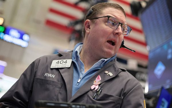 Piețele financiare globale reflectă tensiunea escalate în Orientul Mijlociu, după declarațiile președintelui SUA privind posibilele acțiuni militare în Iran După o săptămână tensionată și cu piețele în scădere, indicii bursieri din întreaga lume au marcat o redresare moderată la începutul acestei săptămâni, pe fondul declarațiilor președintelui Donald Trump, care a transmis, printr-un mesaj pe rețeaua Truth Social, că negocierile cu Iranul se află într-un stadiu avansat, promițând că se va ajunge la un acord de pace