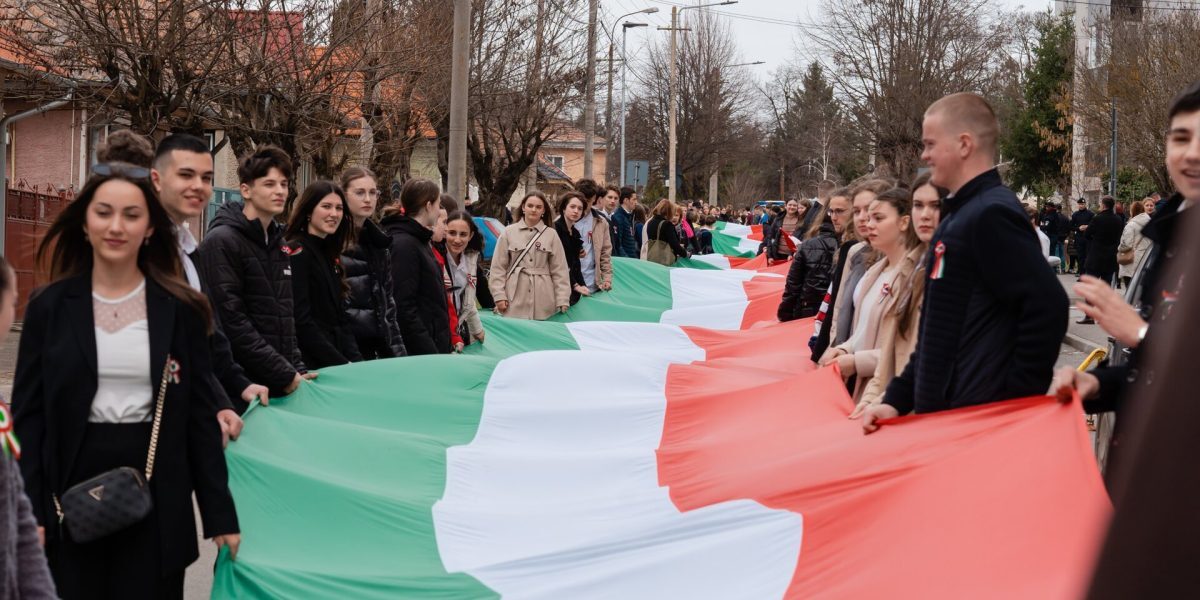 Mii de maghiari din Târgu Secuiesc au celebrat ziua lor în ciuda tensiunilor politice și a contextului autentic româno-ungar din regiune Duminică, în centrul orașului Târgu Secuiesc, au avut loc manifestări ample dedicate Zilei Maghiarilor de Pretutindeni, un eveniment care a reunit câteva mii de oameni din comunitatea maghiară din zonă, dar și din alte părți ale țării