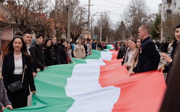 Mii de maghiari din Târgu Secuiesc au celebrat ziua lor în ciuda tensiunilor politice și a contextului autentic româno-ungar din regiune Duminică, în centrul orașului Târgu Secuiesc, au avut loc manifestări ample dedicate Zilei Maghiarilor de Pretutindeni, un eveniment care a reunit câteva mii de oameni din comunitatea maghiară din zonă, dar și din alte părți ale țării