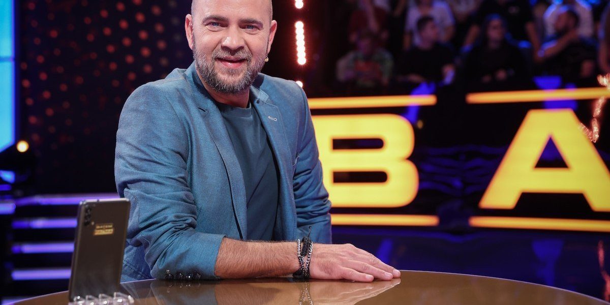 Prezentatorul Pro TV, Cosmin Seleși, a fost internat de urgență după ce a resimțit dureri neașteptate, în timp ce se afla în plină pregătire pentru emisiunea „Batem palma”