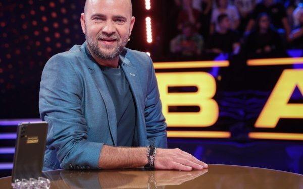 Prezentatorul Pro TV, Cosmin Seleși, a fost internat de urgență după ce a resimțit dureri neașteptate, în timp ce se afla în plină pregătire pentru emisiunea „Batem palma”