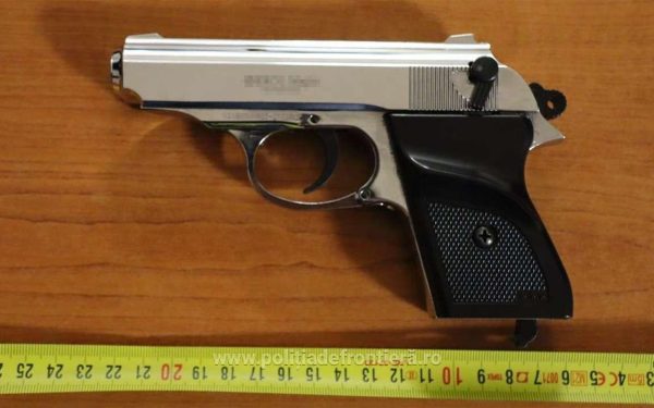 Bulgar ascunde armă în portieră pentru a intra în România