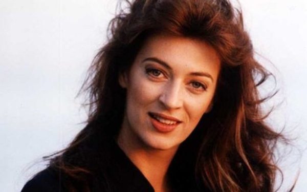La 9 martie 2006, România a fost răpusă de o veste tragică: Laura Stoica, una dintre cele mai apreciate și influente voci ale muzicii pop-rock din anii ’90, și-a pierdut viața într-un accident rutier grav pe DN1, în apropiere de Sinești