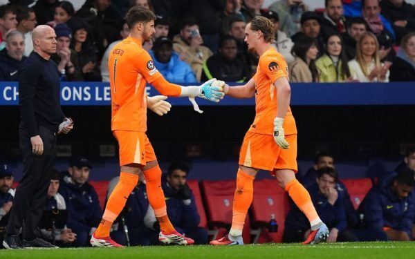 Tottenham, nefericită seară în Europa: portarul Antonin Kinsky, trimis la vestiare după doar 17 minute într-un meci dramatic cu Atletico Madrid Tottenham a încheiat prima manșă din optimile de finală ale Ligii Campionilor cu o înfrângere severă, 0-3, în deplasarea de la Atletico Madrid