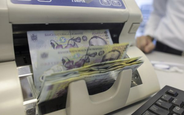 Un bărbat suspectat de înșelăciune și fals informatic a ajuns în vizorul autorităților, care îl cercetează pentru un prejudiciu considerabil adus bugetului de stat