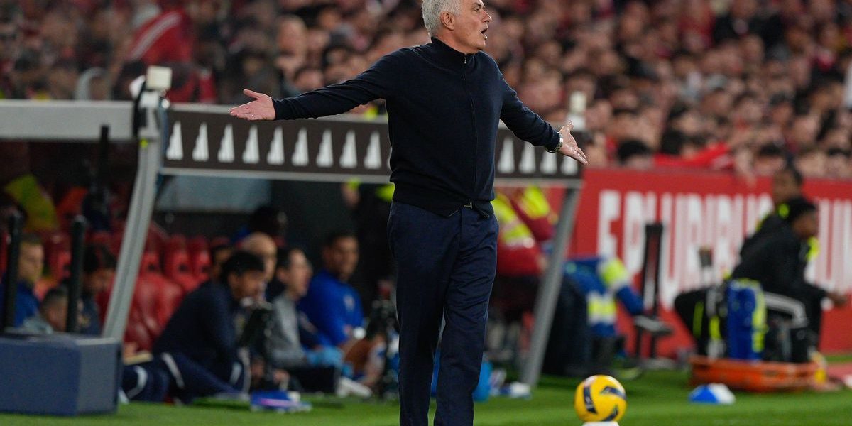 Mourinho de întors pe banca tehnică a Benfica după decizia Tribunalului Arbitral al Sportului Mourinho revine pe banca tehnică a Benfica, după ce Tribunalul Arbitral al Sportului (TAS) a dat câștig de cauză clubului, respingând suspendarea aplicată antrenorului în urma incidentelor din meciul cu FC Porto